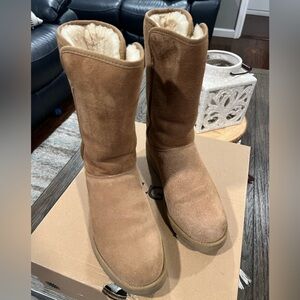UGG women’s Amie size 8 in chestnut